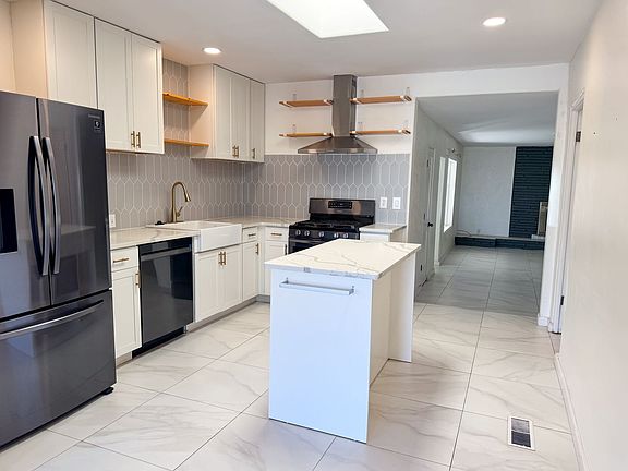 3rd image of 2620 McEarl Ave SE