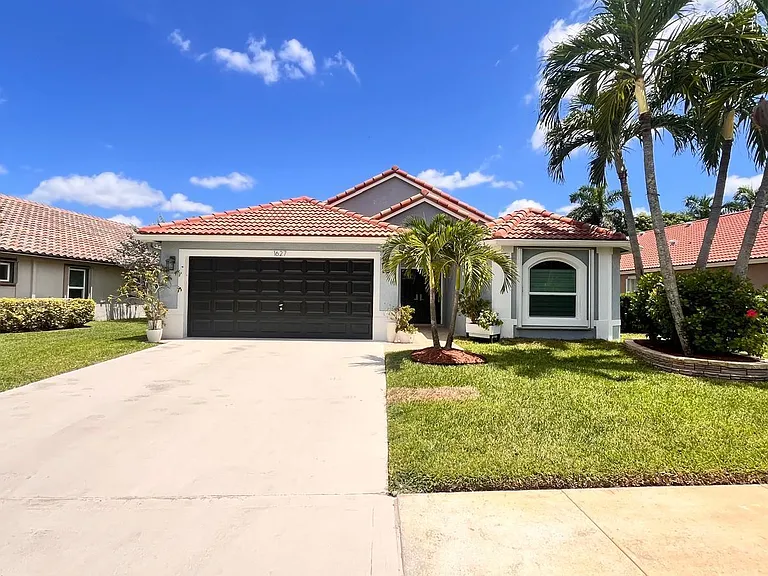 1627 Oak Berry Cir — Photo 32