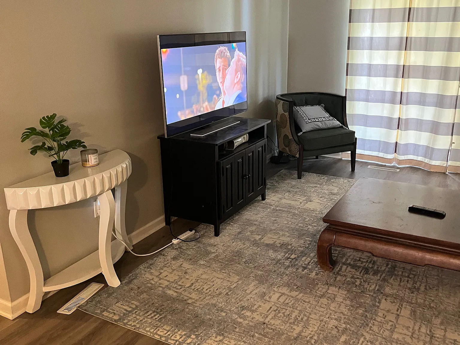 2 bed, 885 sqft, $1,800 — Photo 2