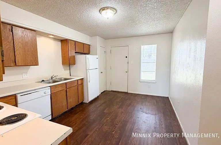 2119 S Loop 289 #B — Photo 4