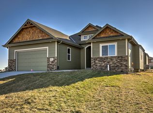 6753 Ridgewood Dr, Papillion, NE 68133