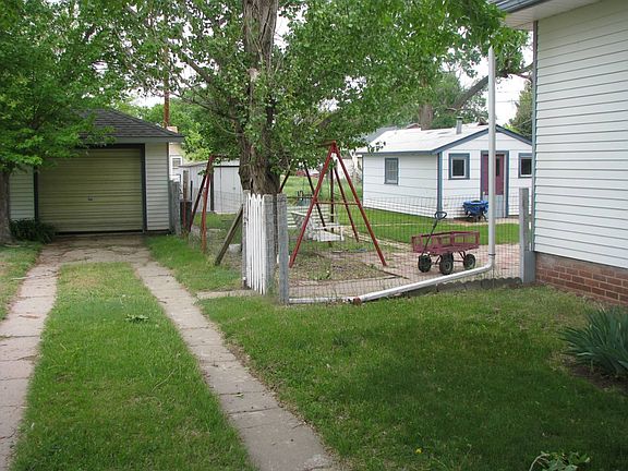 5th image of 216 W 2nd St