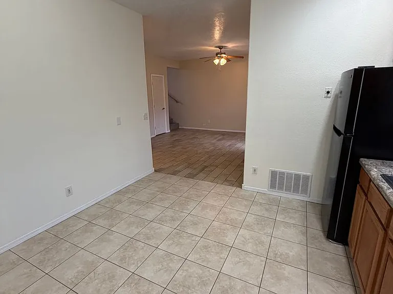 1911 Girard Blvd NE — Photo 9