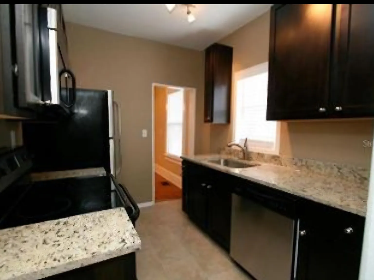 2 bed, 1000 sqft, $2,200 — Photo 3