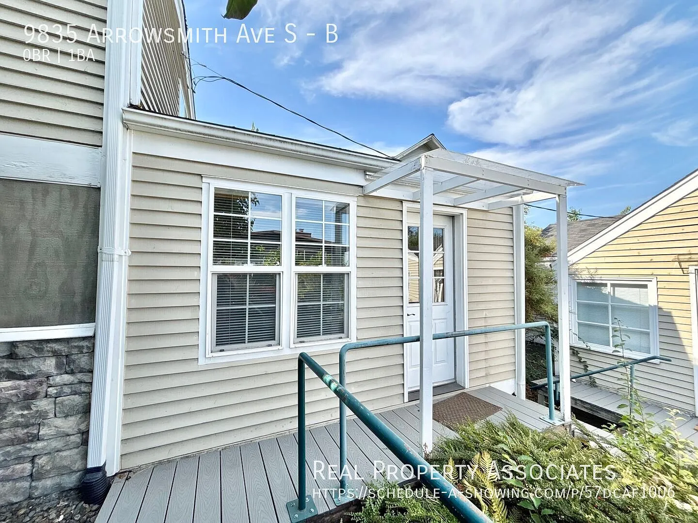 Spacious Duplex Studio **One Car Garage & AC In Unit** — Photo 1