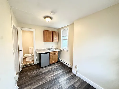 1431 Bank St Photo 1