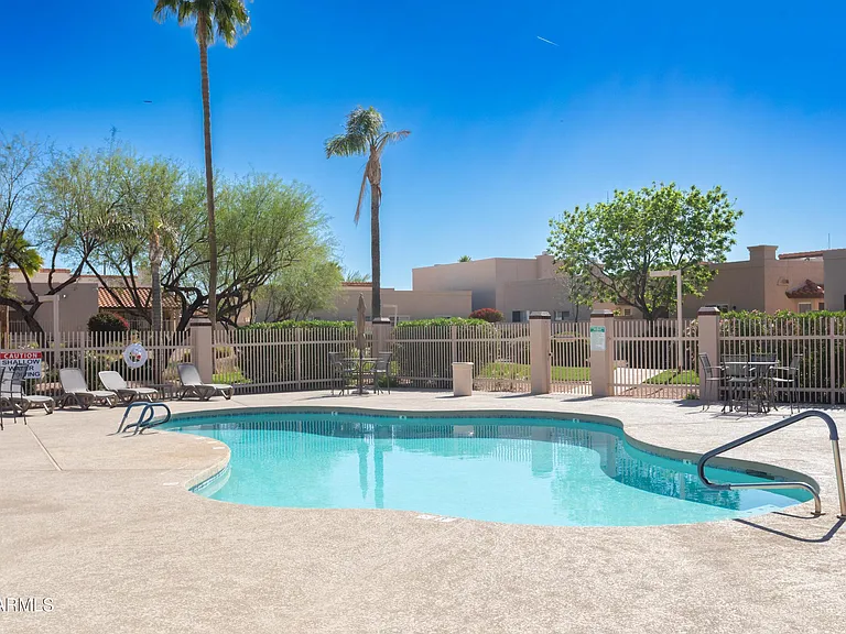 10930 E Hope Dr — Photo 32