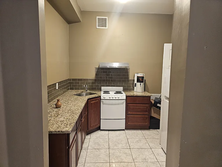 17 Greentree Ave — Photo 7