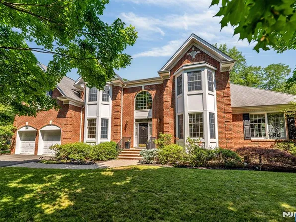 206 Van Buren Dr, Paramus, NJ 07652
