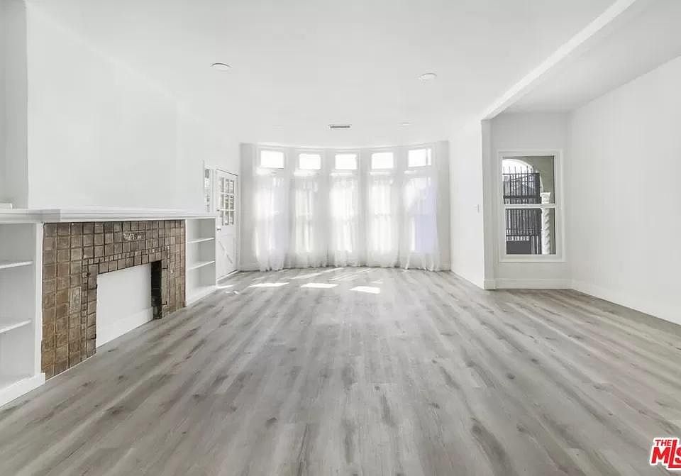 Living Room (South Facing)