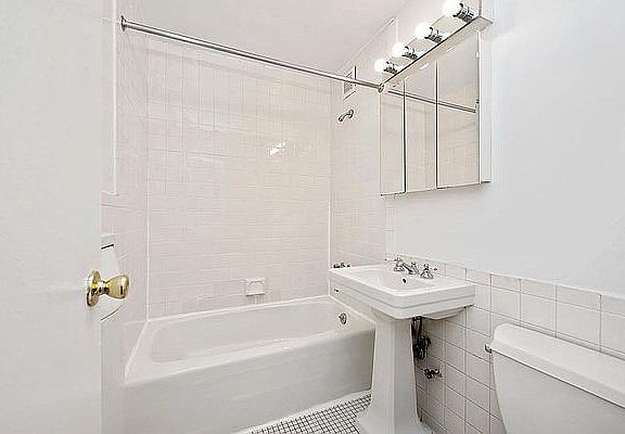 5th image of 154 W 70th St APT 7D