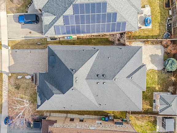 3rd image of 29 Fontainebleu Rd