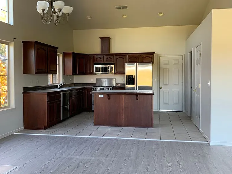 925 Hanks St — Photo 2
