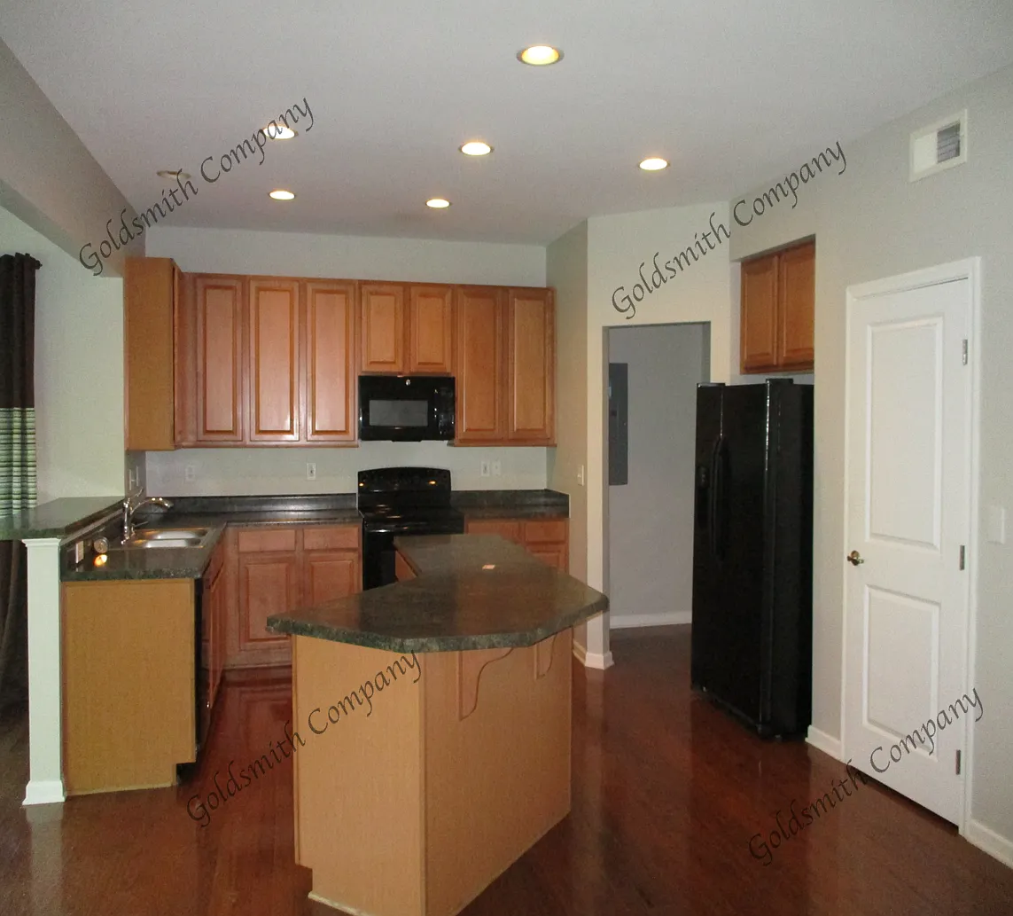 4 bed, 2.5 bath, 2389 sqft, $2,400 — Photo 3