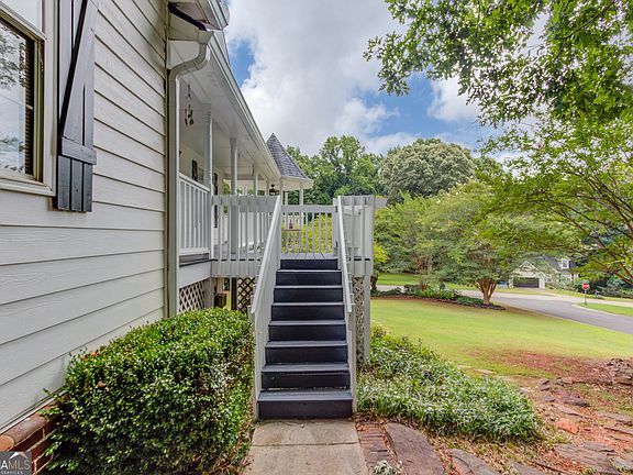 5th image of 995 Thornwood Ln