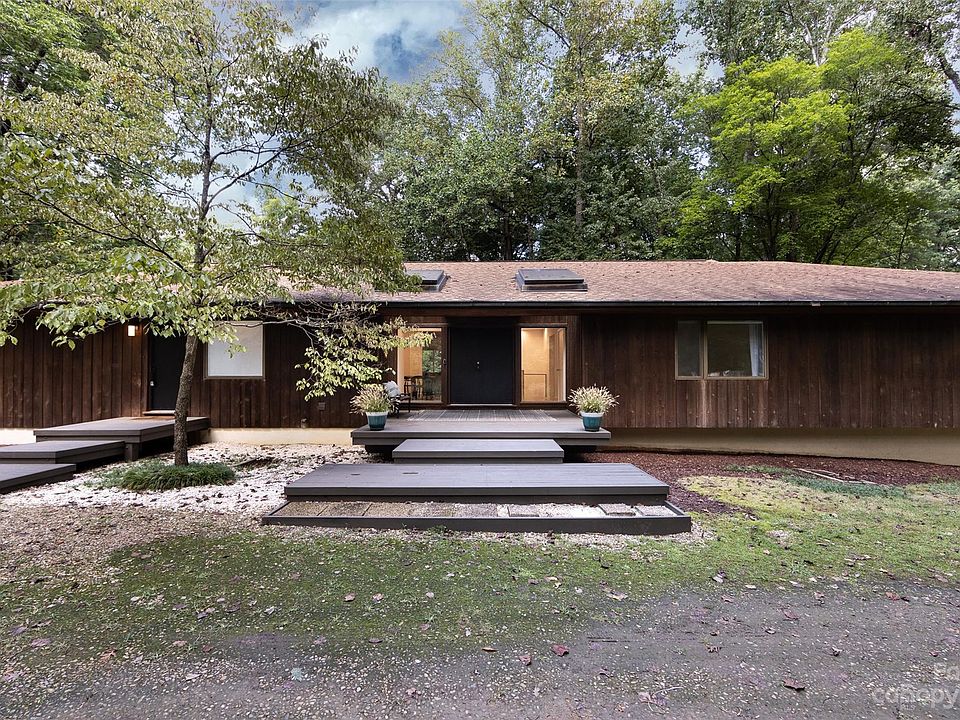 1st image of 826 Stratfordshire Dr