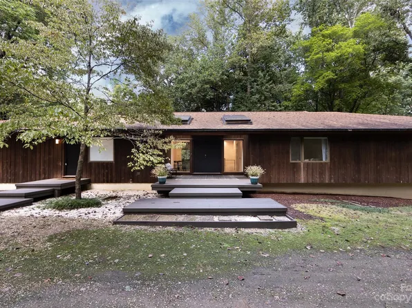 826 Stratfordshire Dr, Matthews, NC 28105