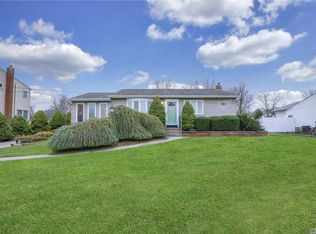 17 Riverdale Ave, Oakdale, NY 11769