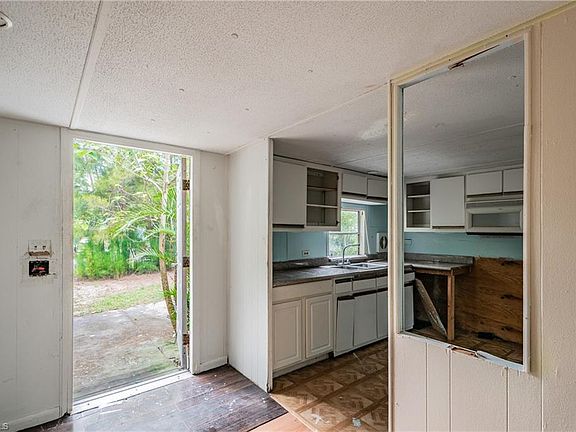 5th image of 261 Capitol St