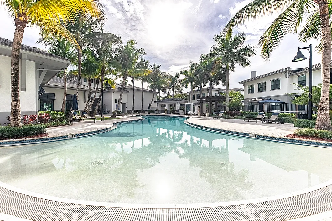 The Hamptons at Palm Beach Gardens Apartments — Photo 2