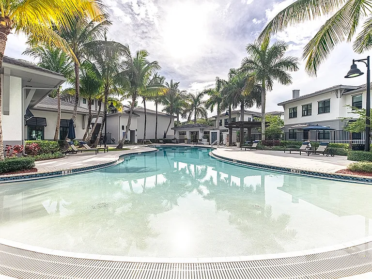 The Hamptons at Palm Beach Gardens Apartments — Photo 2