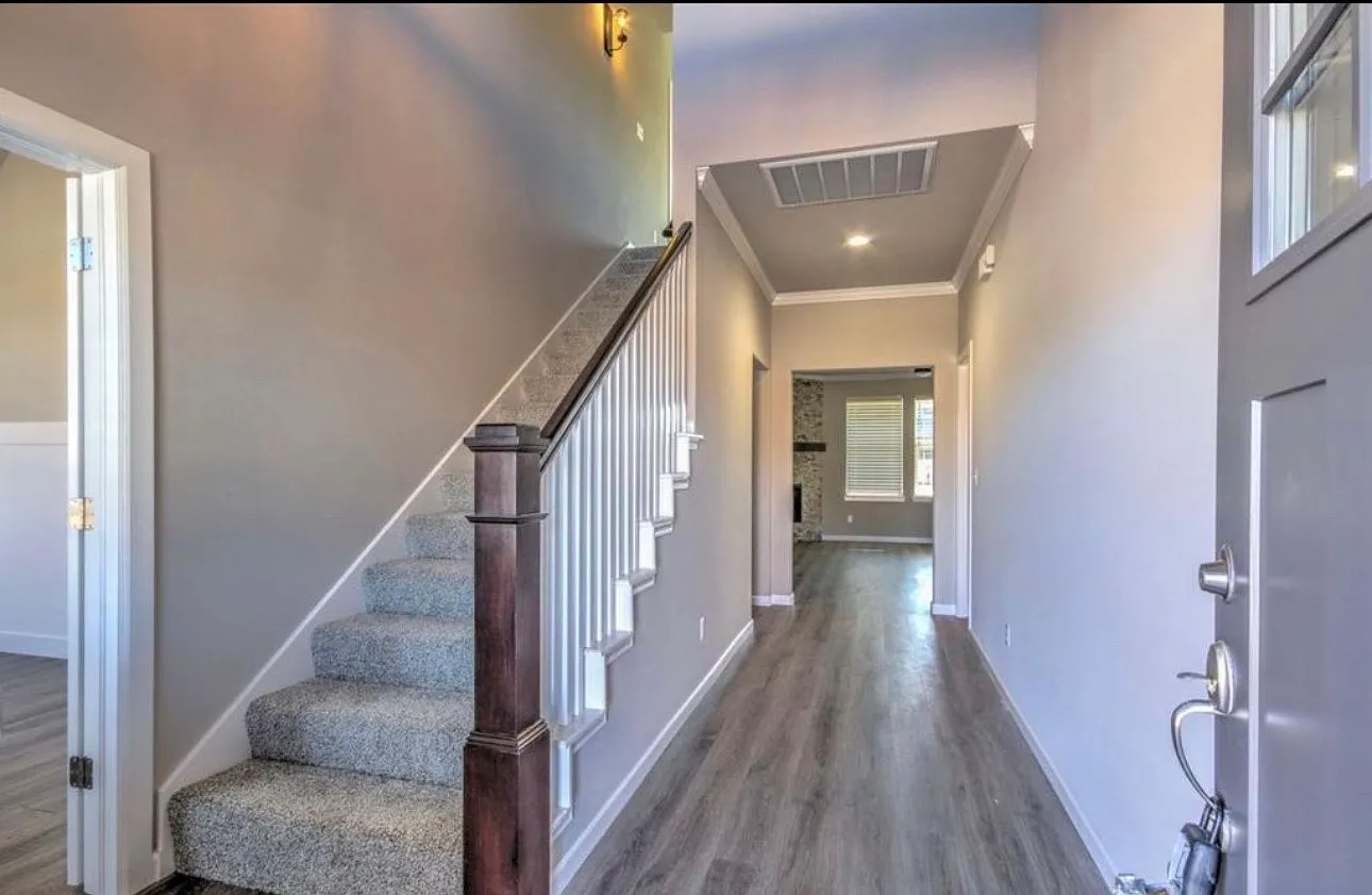4 bed, 2.5 bath, 2700 sqft, $2,900 — Photo 2