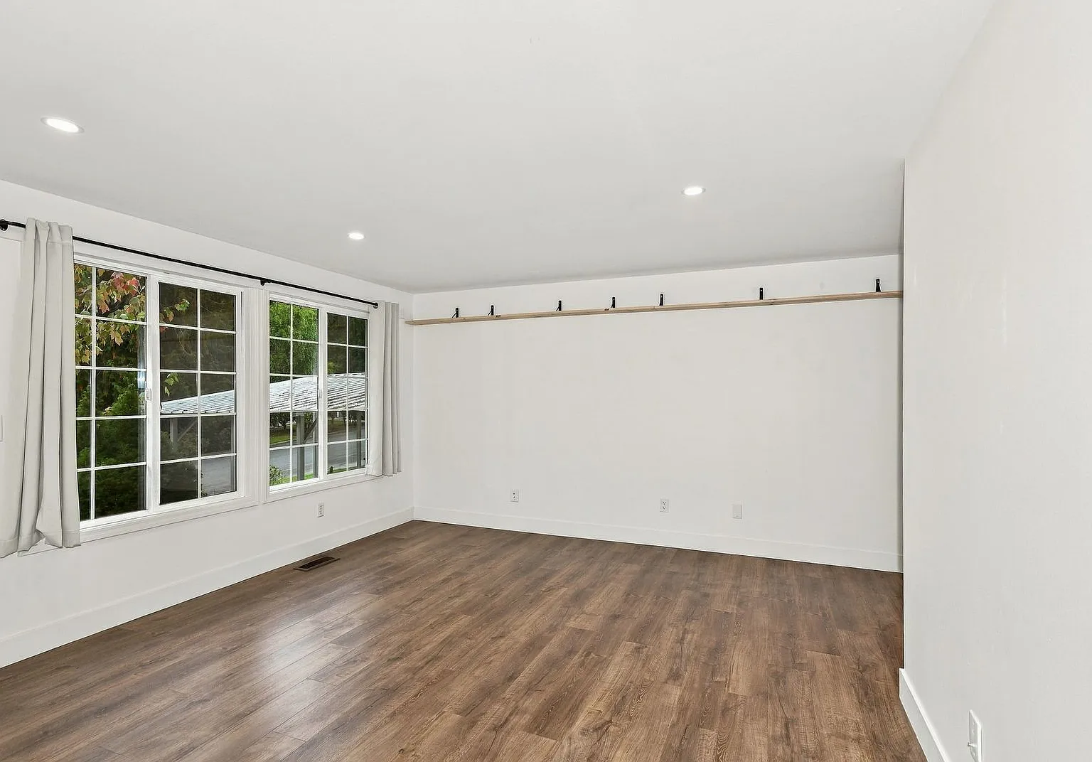Charming 3-Bedroom Home with Large Fenced Yard in Redmond — Photo 3
