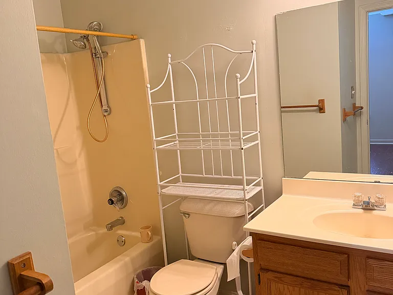 941 E Madison St — Photo 6