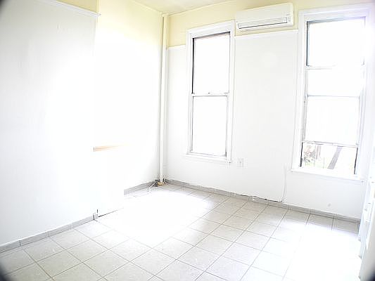 3rd image of 1207 Jackson Ave APT 1L