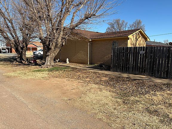 3rd image of 523 W Dorothy St
