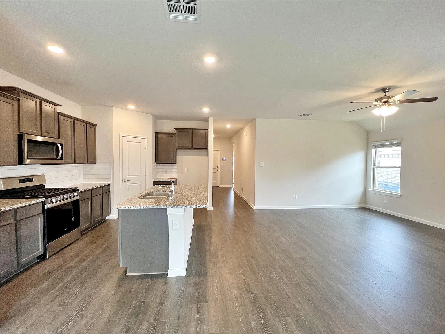 4 bed, 1794 sqft, $2,195 — Photo 3