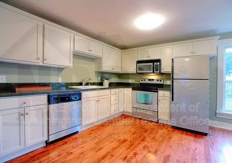 623 N Steele St — Photo 3