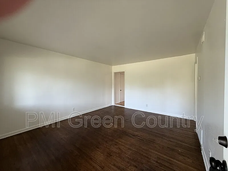 3 bed, 1.0 bath, $1,020 — Photo 2