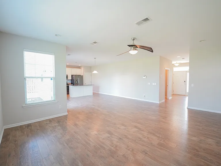 215 Shelton St — Photo 4