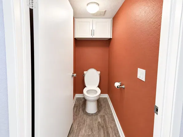147 Bracebridge Rd, Riverside, CA 92506