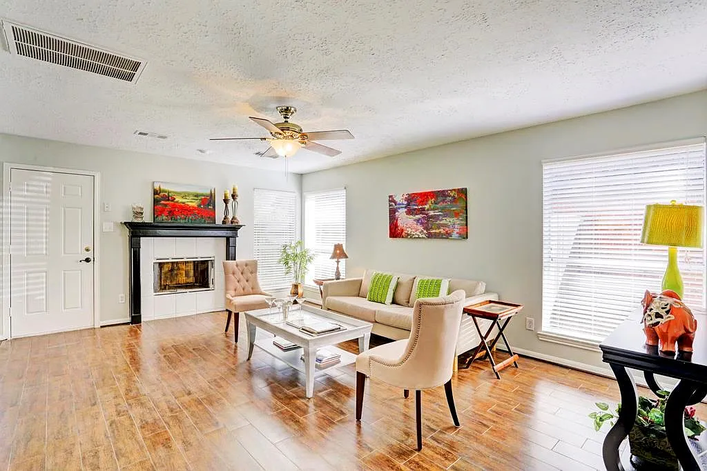 3 bed, 2.5 bath, 1742 sqft, $1,995 — Photo 3