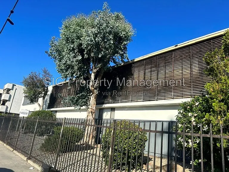 6930 Fulton Ave — Photo 16