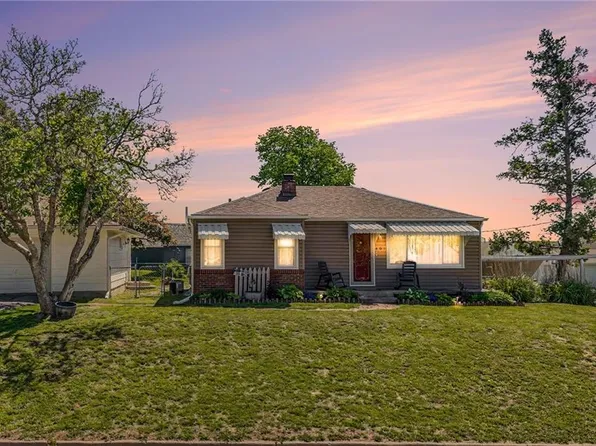 401 Maple Ave, Smithville, MO 64089