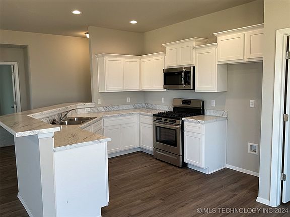 5th image of 1108 W Cheyenne Ln