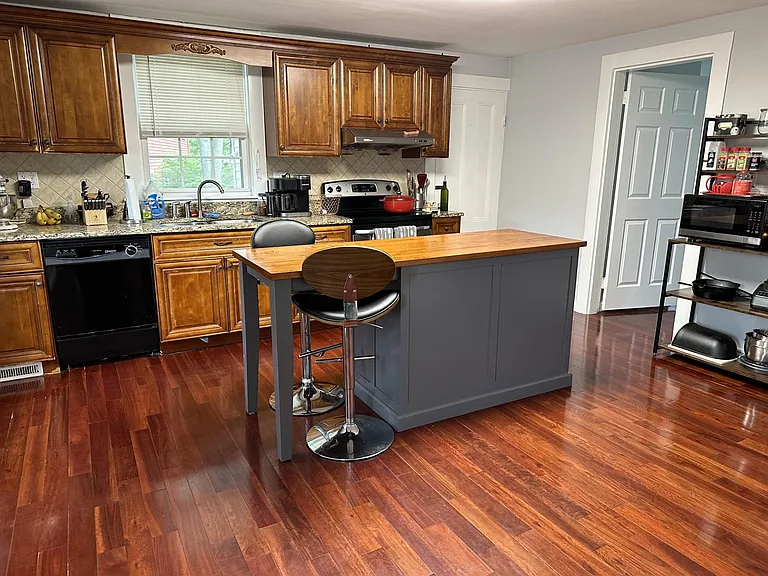29 Vaille Ave #2 — Photo 3