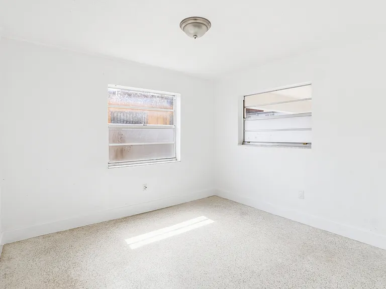 405 W 11th St #5 — Photo 15