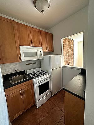 3rd image of 211 E 89th St APT B17