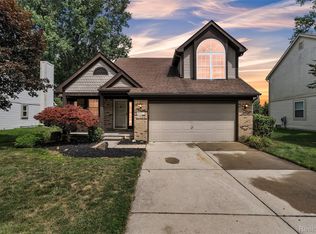 147 Fischer Dr, Westland, MI 48186