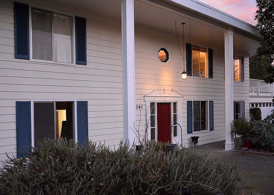 1st image of 240 Coachman Dr