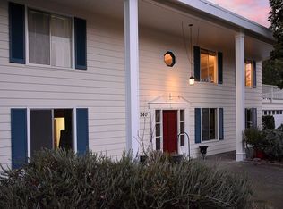 240 Coachman Dr, Jacksonville, OR 97530