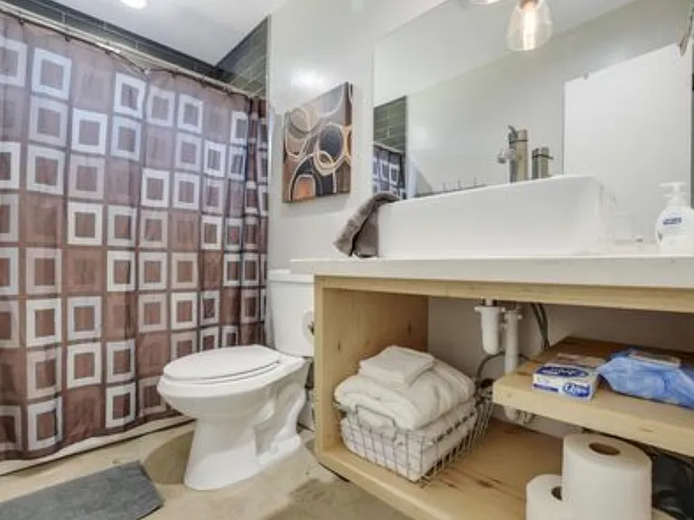 1031 W 12th Pl — Photo 9