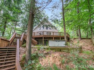 9298 E New River Dr, Howard City, MI 49329