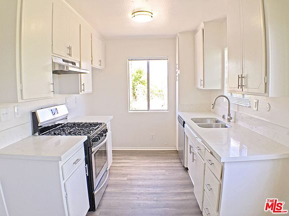 5th image of 15507 Vanowen St