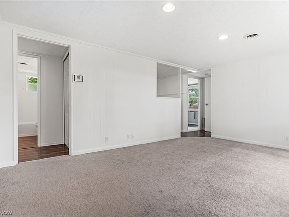 4th image of 934 Meadowbrook Ave