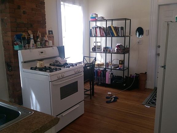 3rd image of 382-384 Crown St Unit 4